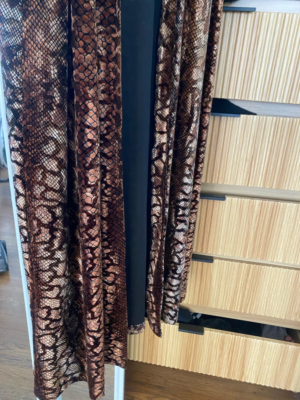 Ronni Nicole Brown Snake-Print Coat with Black Fur Trim - Picture 4 of 8